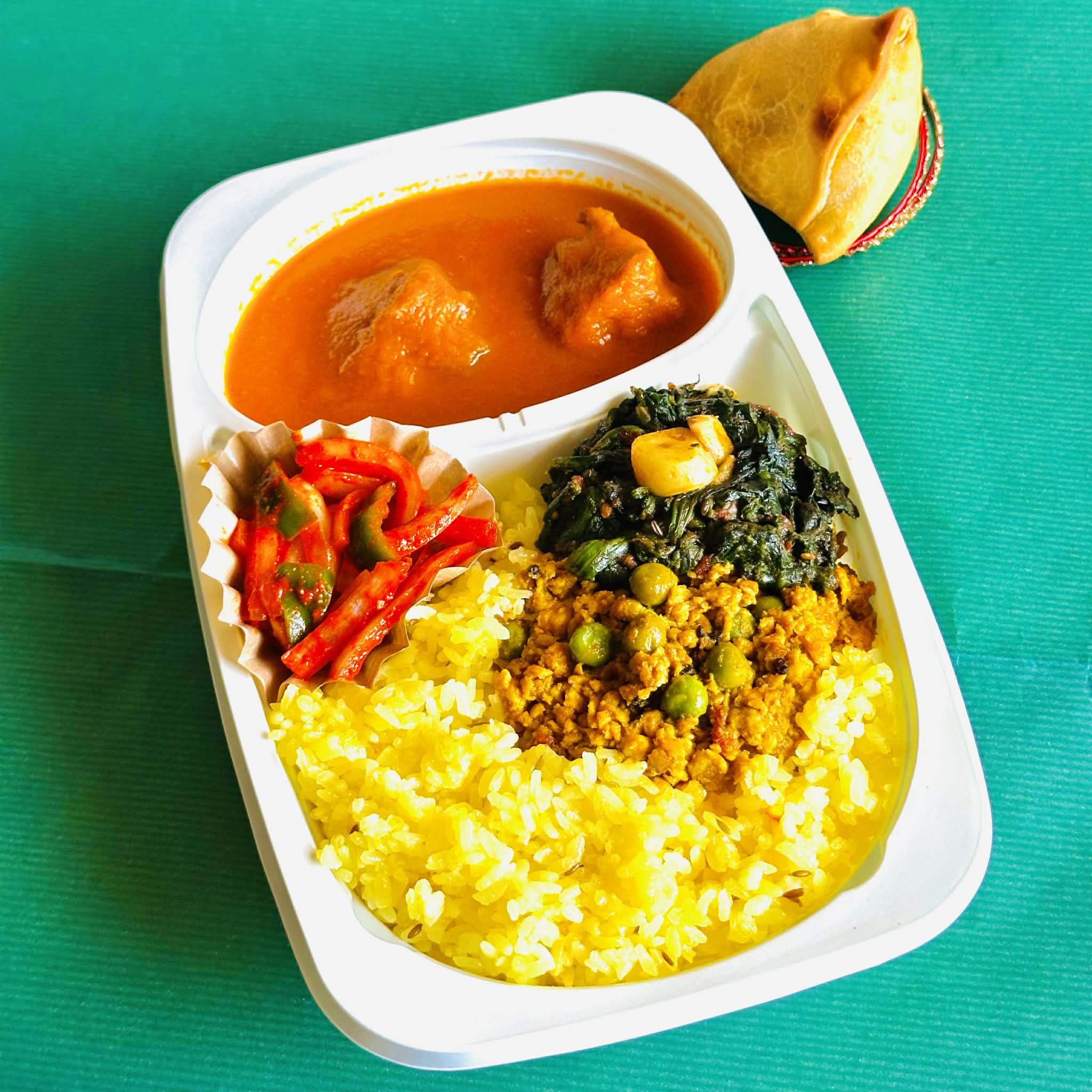 『３色弁当＋サモサ』